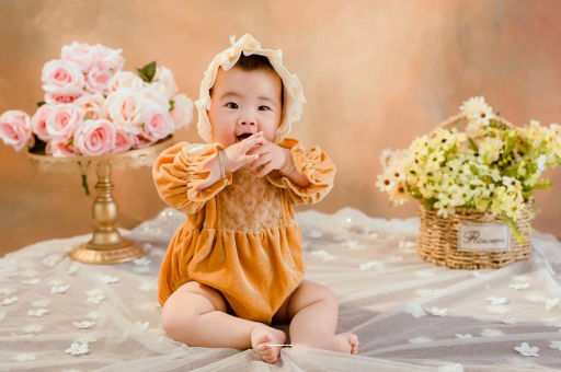 余江宝宝前额突出正常吗